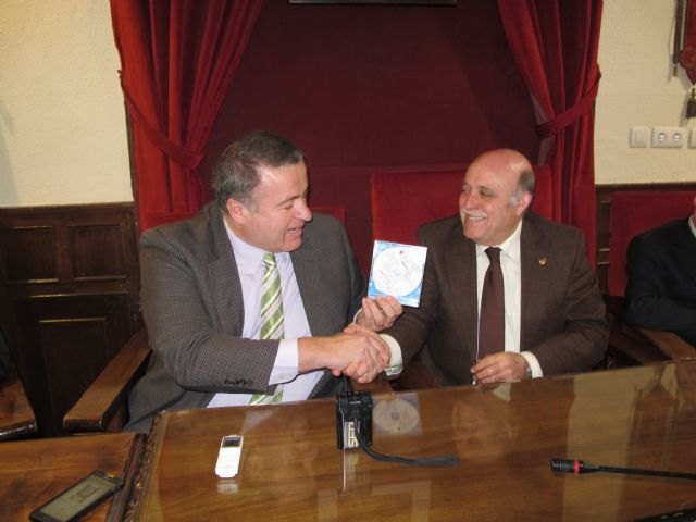 Bernabé entrega al alcalde de Mula la información cartográfica de la localidad