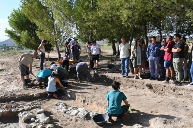 El alcalde de Mula y la corporación municipal visitan las excavaciones de Villaricos
