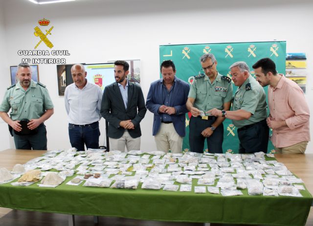 La Guardia Civil entrega cerca de 700 piezas arqueológicas y paleontológicas al museo arqueológico de la ciudad de Mula