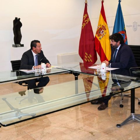 Reunión entre el alcalde de Mula y el presidente de la Comunidad Autónoma de Murcia para abordar temas clave para el municipio