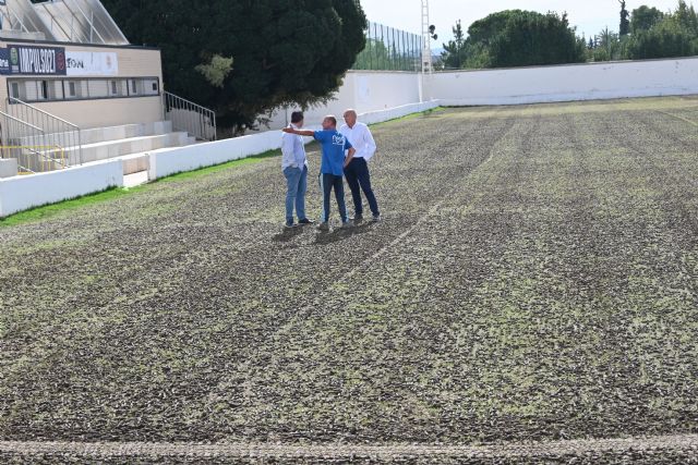 DEPORTES | El Ayuntamiento de Mula lleva a cabo la resiembra anual del campo de fútbol municipal y realiza mejoras en los banquillos