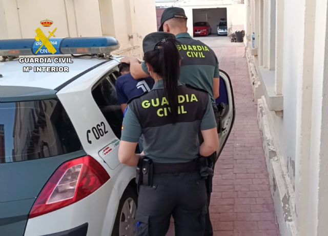 La Guardia Civil detiene en Mula a un experimentado delincuente que cometía atracos en la vía pública