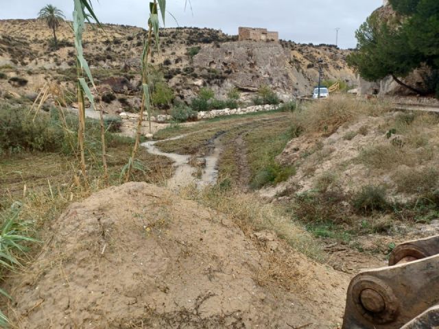 Continúan las actuaciones de conservación y mantenimiento del cauce del Río Mula a su paso por Los Baños Continúan las actuaciones de conservación y mantenimiento del cauce del Río Mula a su paso por Los Baños