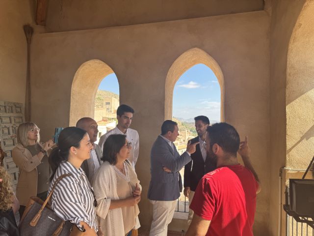El Alcalde de Mula y el Director General de Patrimonio visitan el fresco pictórico hallado en la Ermita del Carmen El Alcalde de Mula y el Director General de Patrimonio visitan el fresco pictórico hallado en la Ermita del Carmen